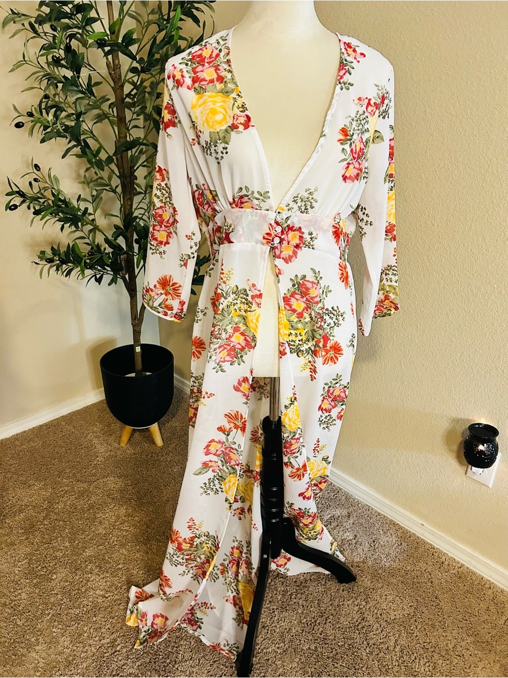 Live 4 Truth Cover-Up Kimono Boho White & Red Floral - Picture 5 of 8